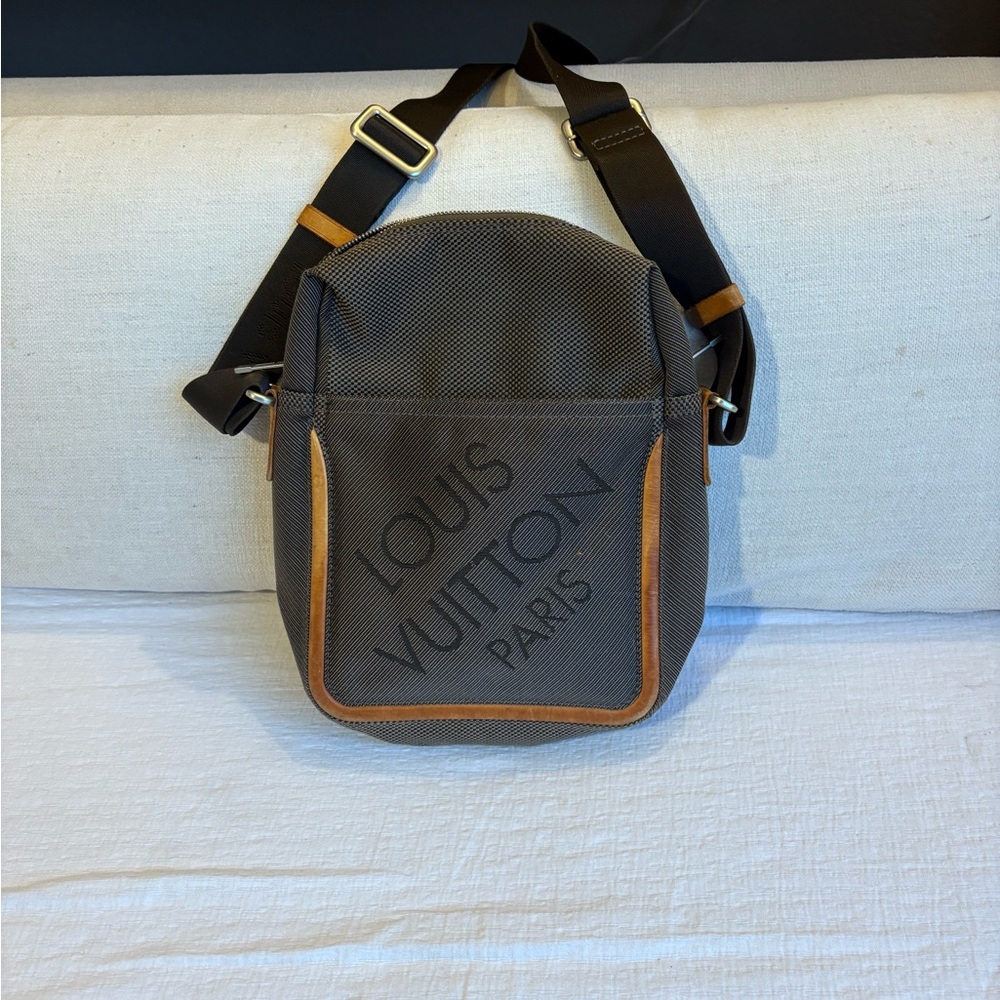 Louis Vuitton Gray and Brown Messenger Bag with Iconic Design - Picture 2 of 2